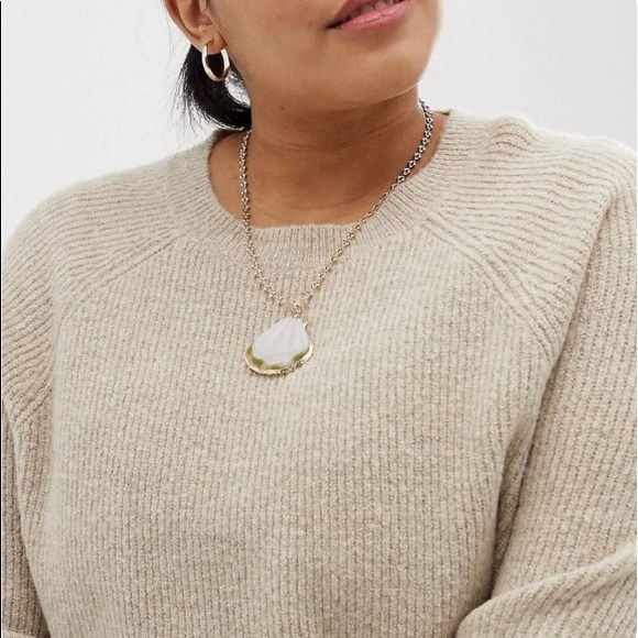 Oversized Sea Shell Necklace - Picture 2 of 2